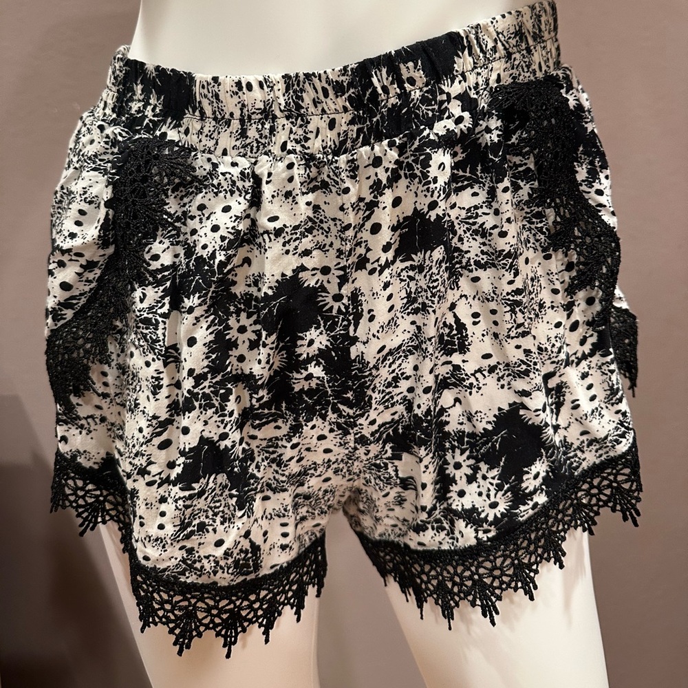 Floral short with embroidered trim🖤